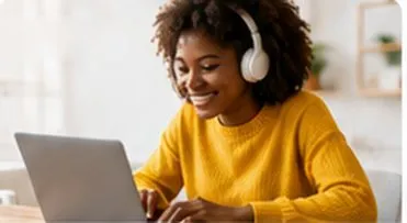 Étudiante avec un casque qui apprend sur un ordinateur portable