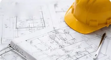 Plans techniques et casque de chantier